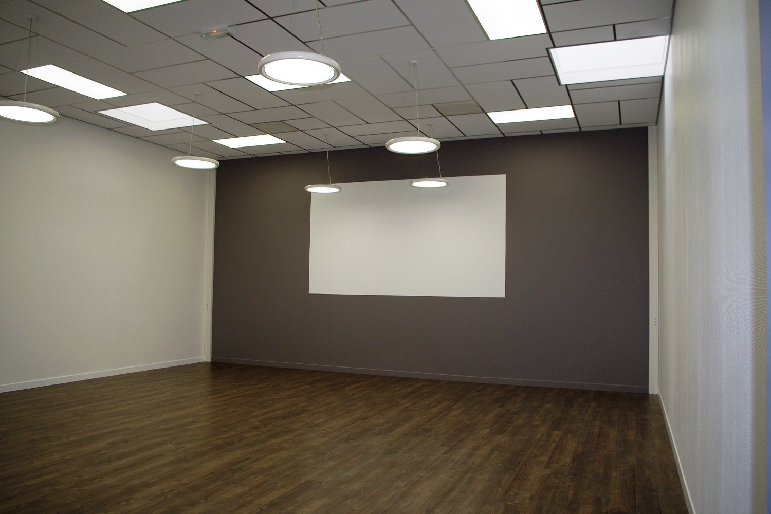 AMENAGEMENT D’UNE SALLE DE CONFERENCES